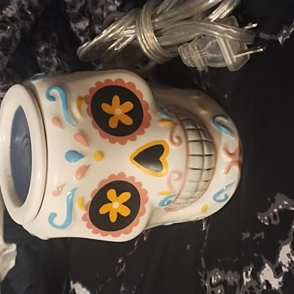 Suga skull candle burner